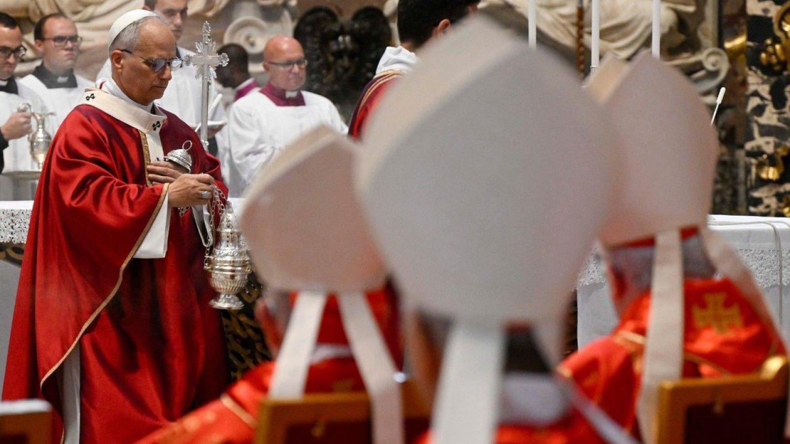 El Papa León XIV celebra una emotiva misa en San Pedro por el Papa Francisco y los prelados fallecidos