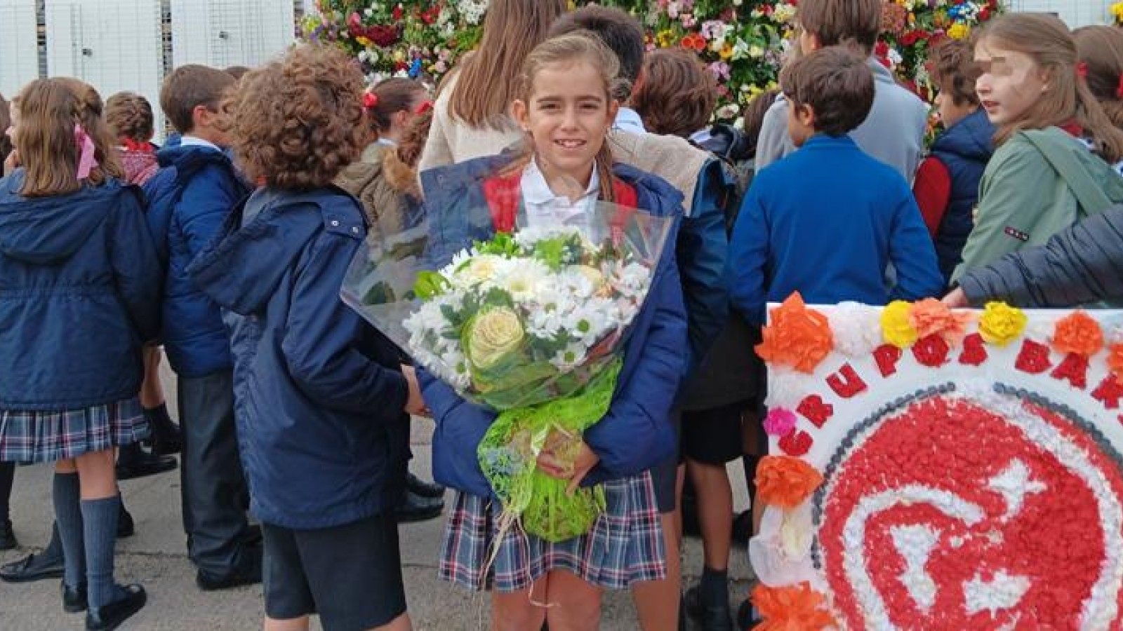 Más de 10 000 niños participan en la ofrenda floral a la Virgen de la Almudena