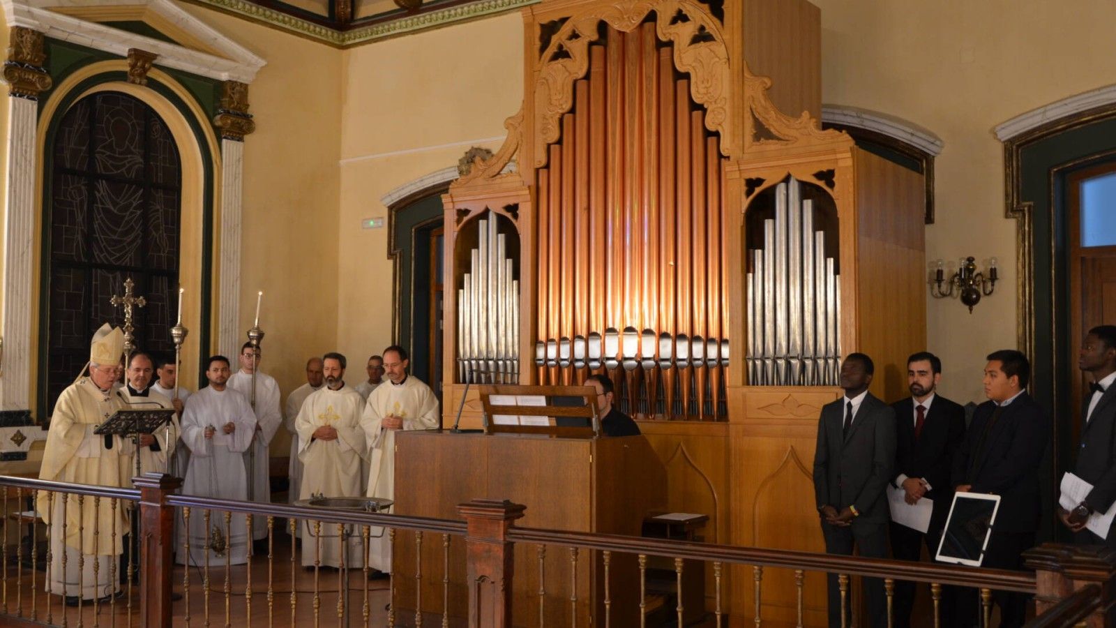 El arzobispo de Burgos inaugura un nuevo órgano en el Seminario Diocesano