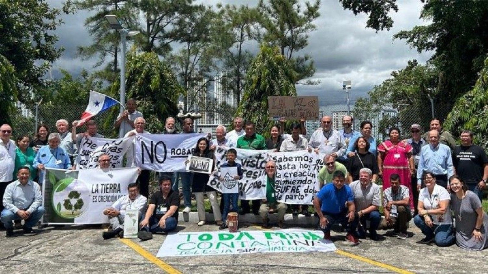 El cardenal Cabrera Herrera lidera protestas contra la minería en Ecuador