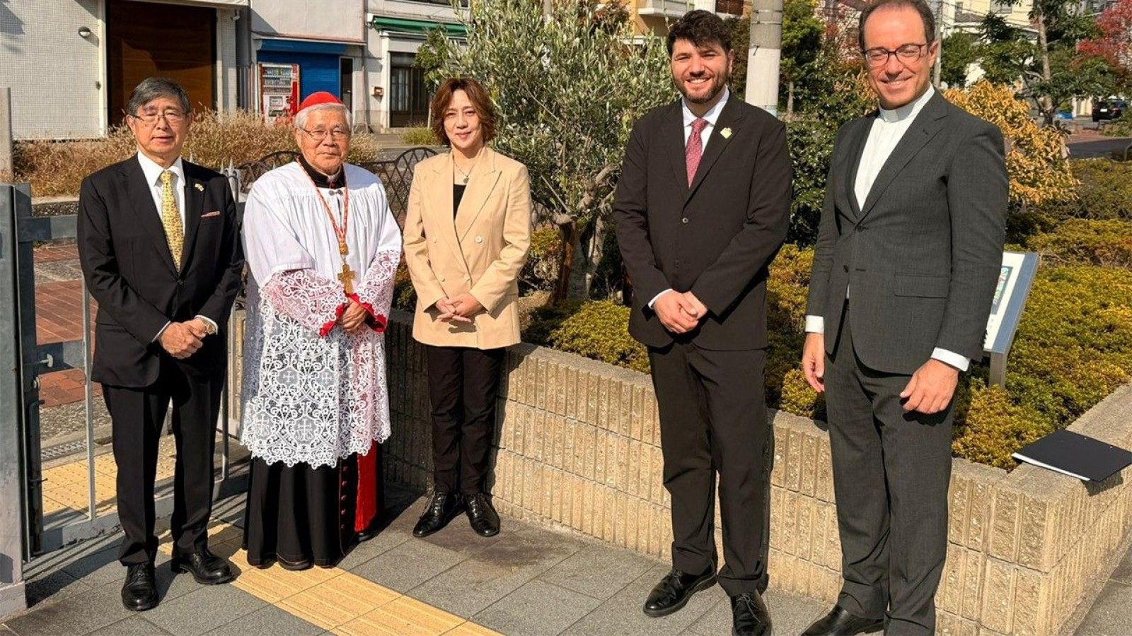 El cardenal Maeda bendijo un olivo símbolo de paz en Osaka-Takamatsu