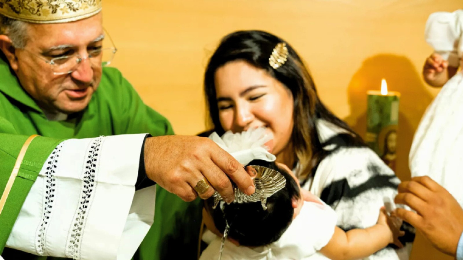 El obispo de Getafe bautiza a 17 niños salvados del aborto en Alcorcón