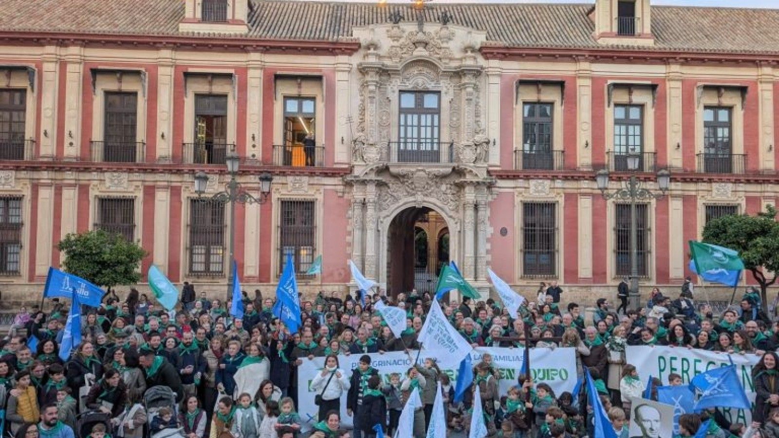 Más de 150 matrimonios peregrinaron a la Catedral de Sevilla