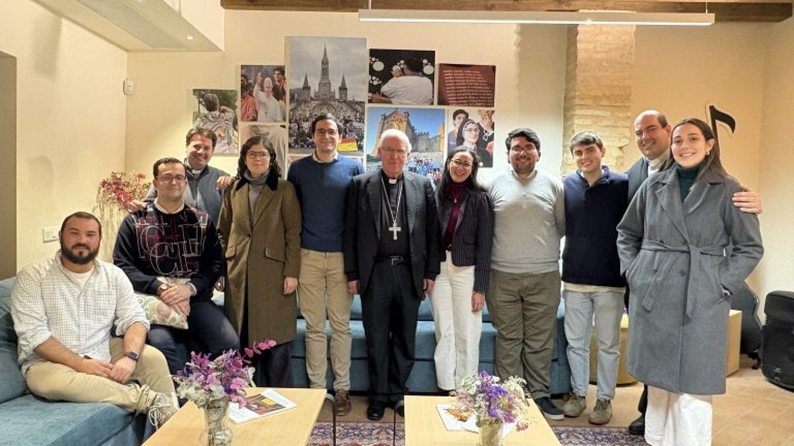 El arzobispo de Sevilla preside un encuentro con jóvenes en Santa Clara