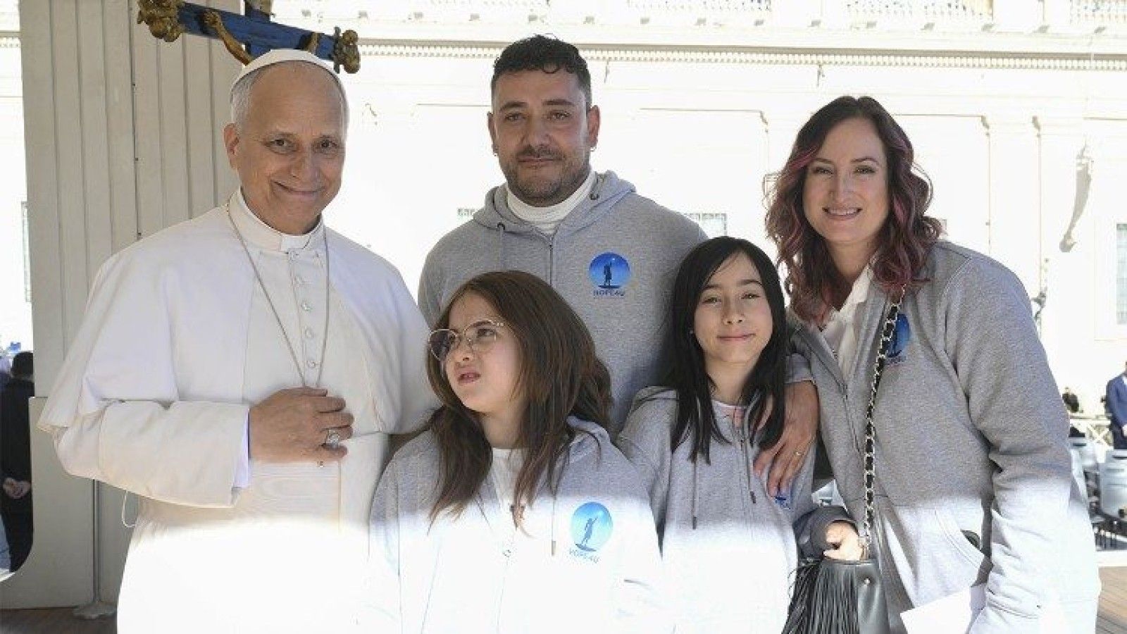 El Papa bendice a una niña enferma en la Plaza de San Pedro