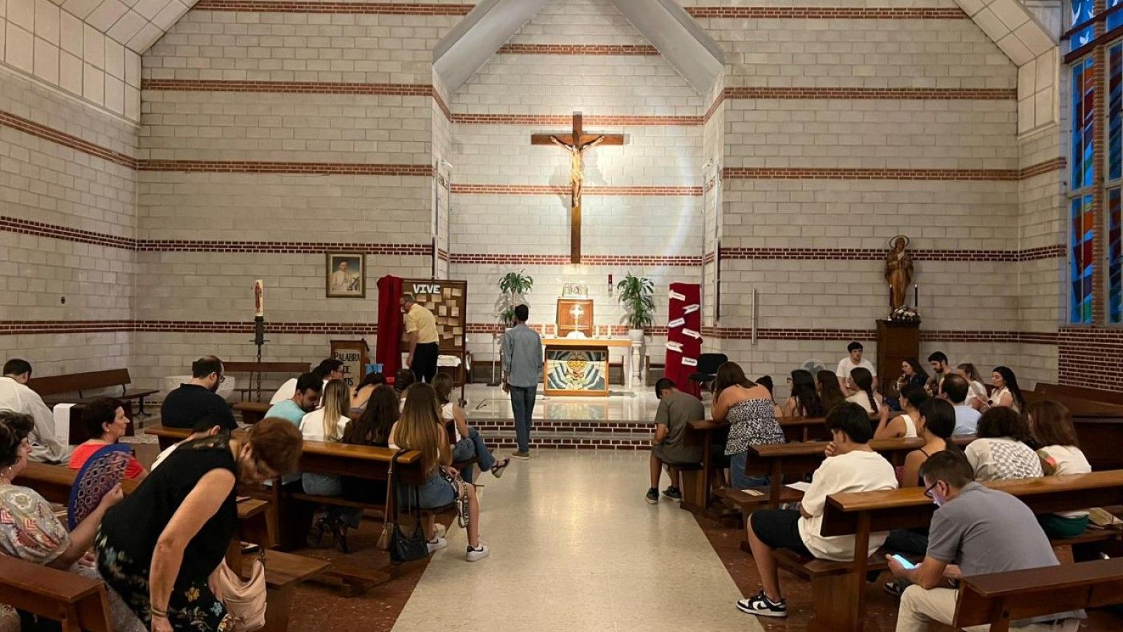 La parroquia de la Virgen del Camino organiza una adoración eucarística para jóvenes