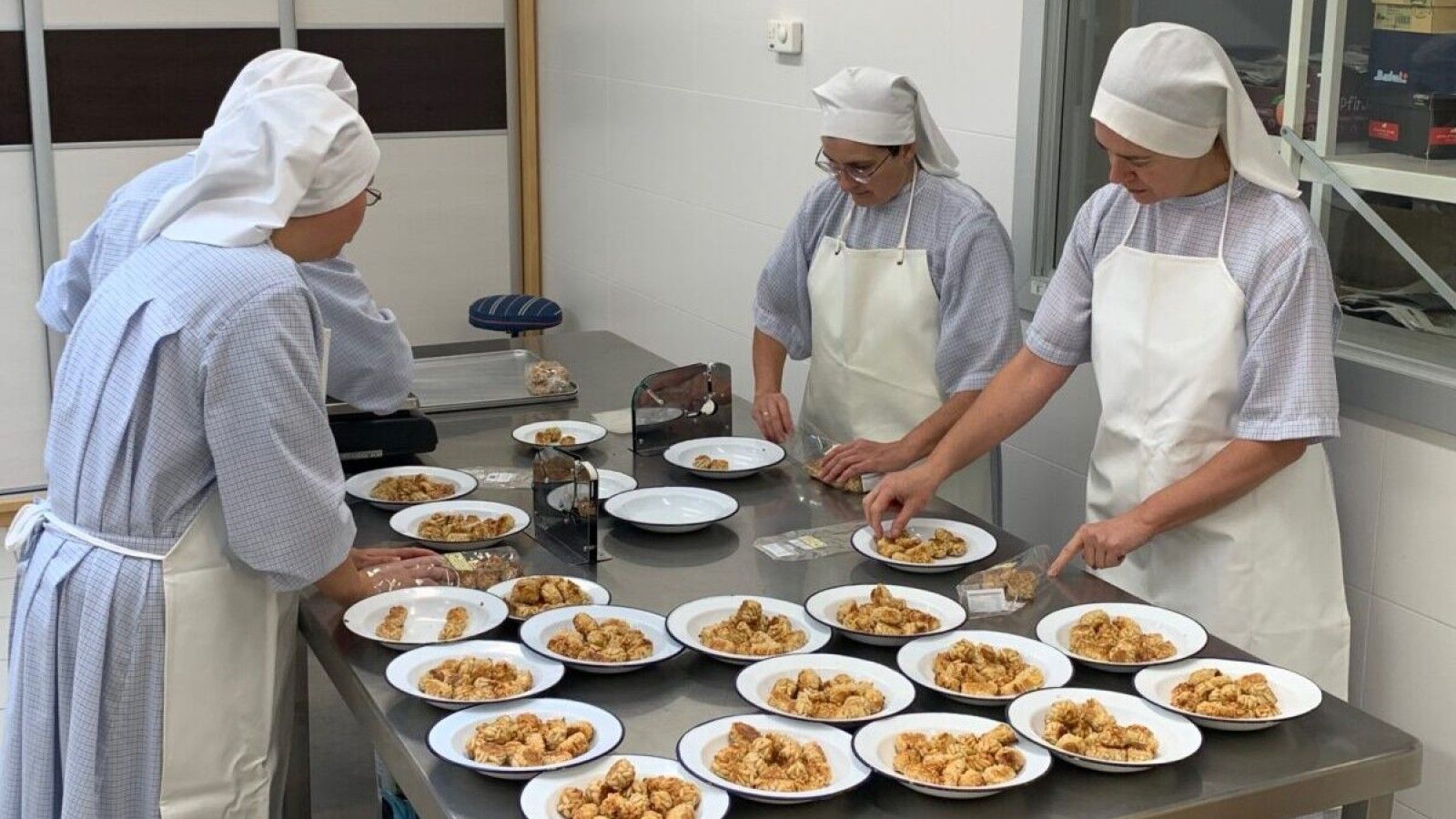 Las clarisas y otras religiosas elaboran dulces navideños en Vitoria