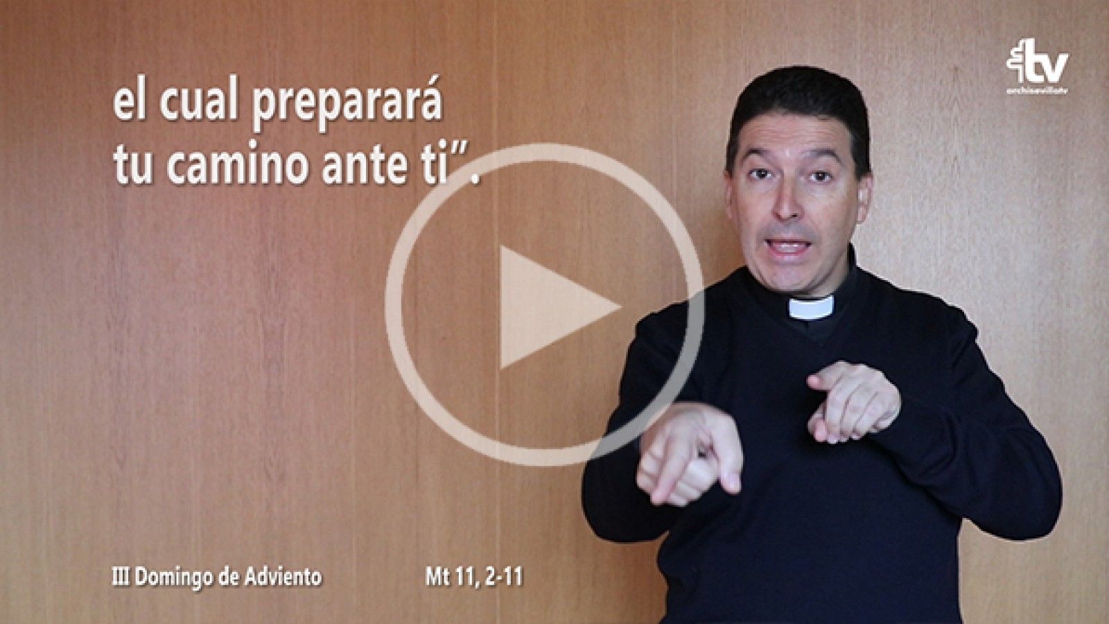 El sacerdote Gumersindo Melo presenta el Evangelio en lengua de signos