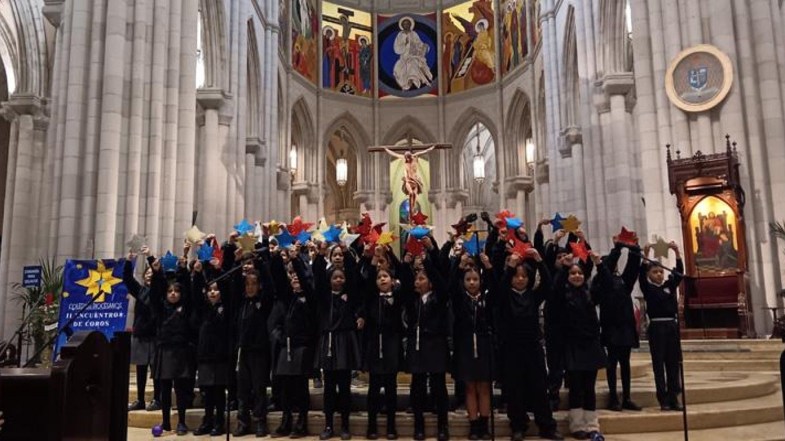 El obispo auxiliar de Madrid recibe a los coros diocesanos en la Almudena