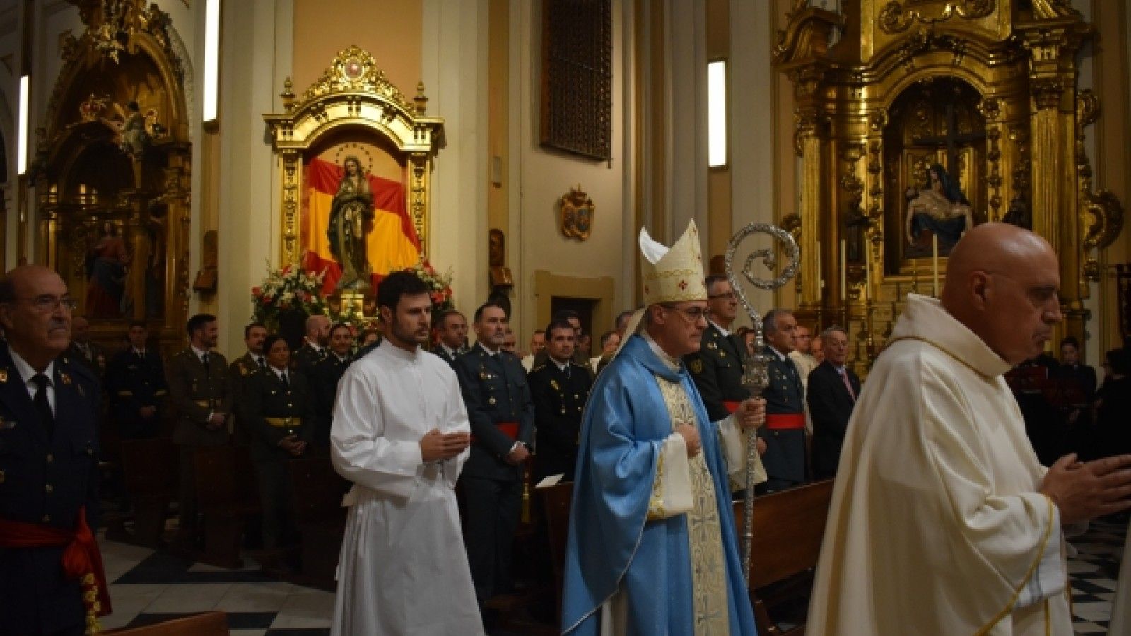 El arzobispo Aznárez preside la misa y entrega la Cruz Fidélitas 2025