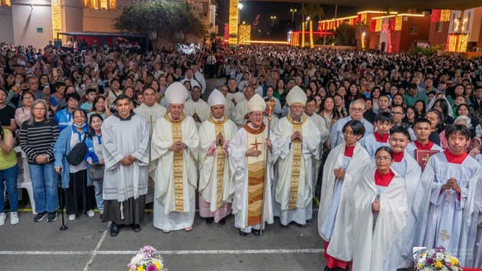 El cardenal Tagle celebra la misa del amanecer en Dubái ante 30 000 fieles