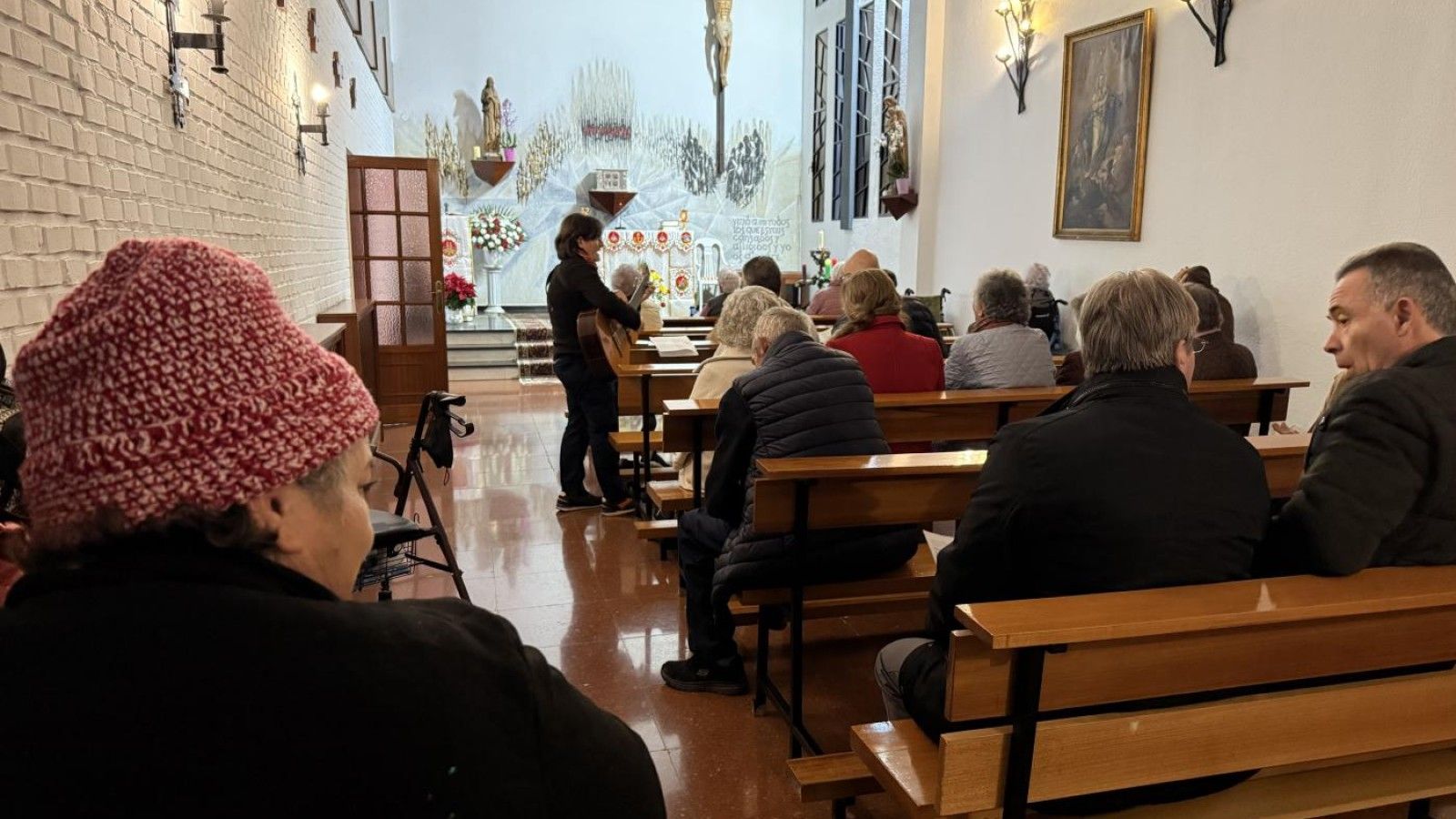 El obispo de Málaga visita el Cotolengo en el Día de la Virgen de la Esperanza