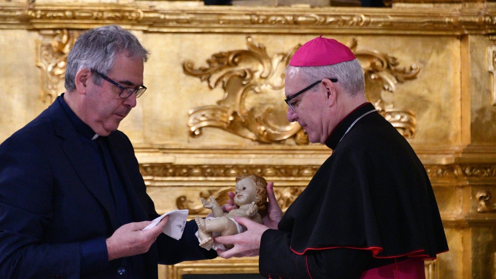 El obispo de Jaén recibe la felicitación navideña de los grupos sinodales