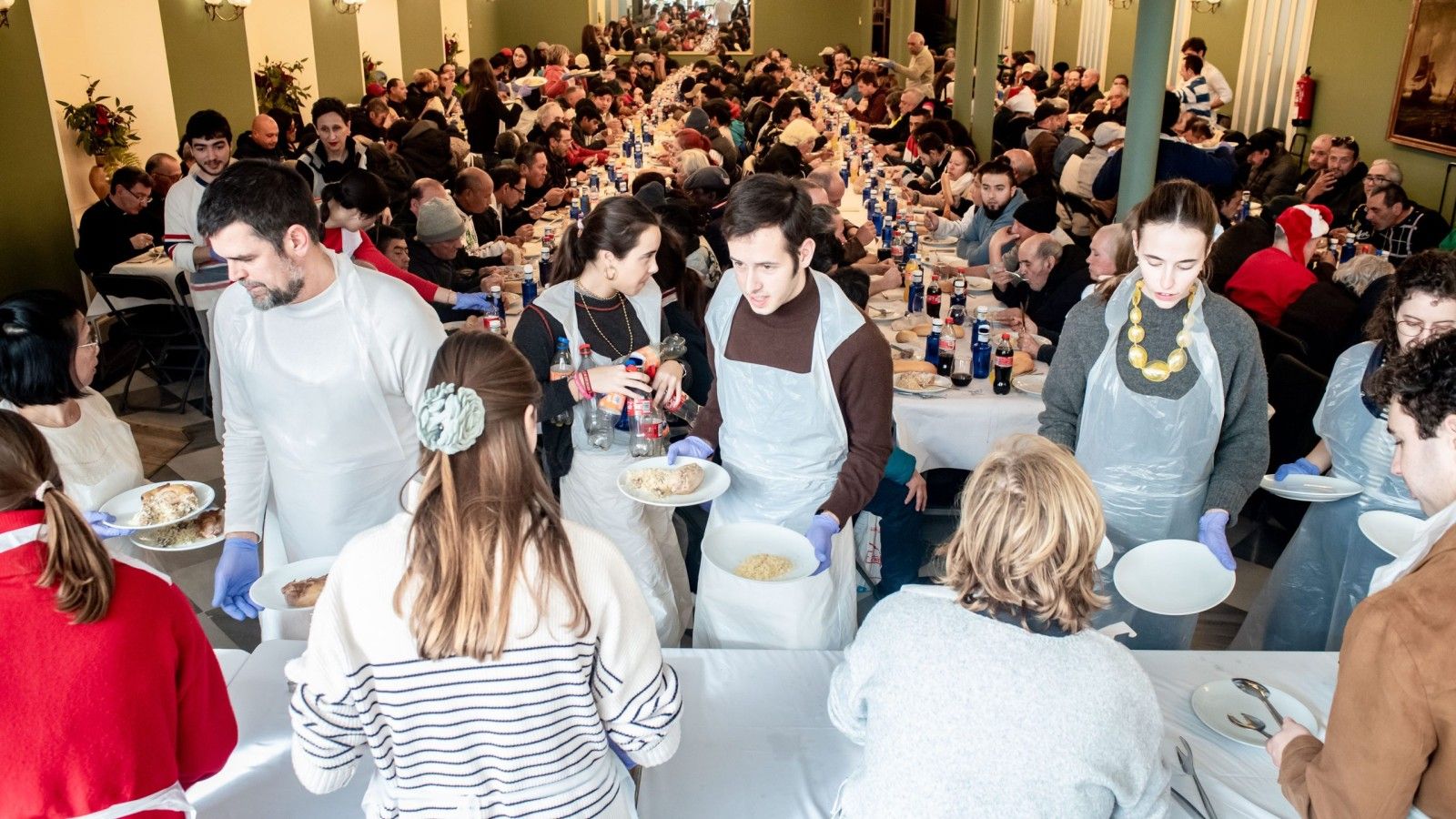 El cardenal Omella preside la Navidad con las personas sin hogar en Barcelona