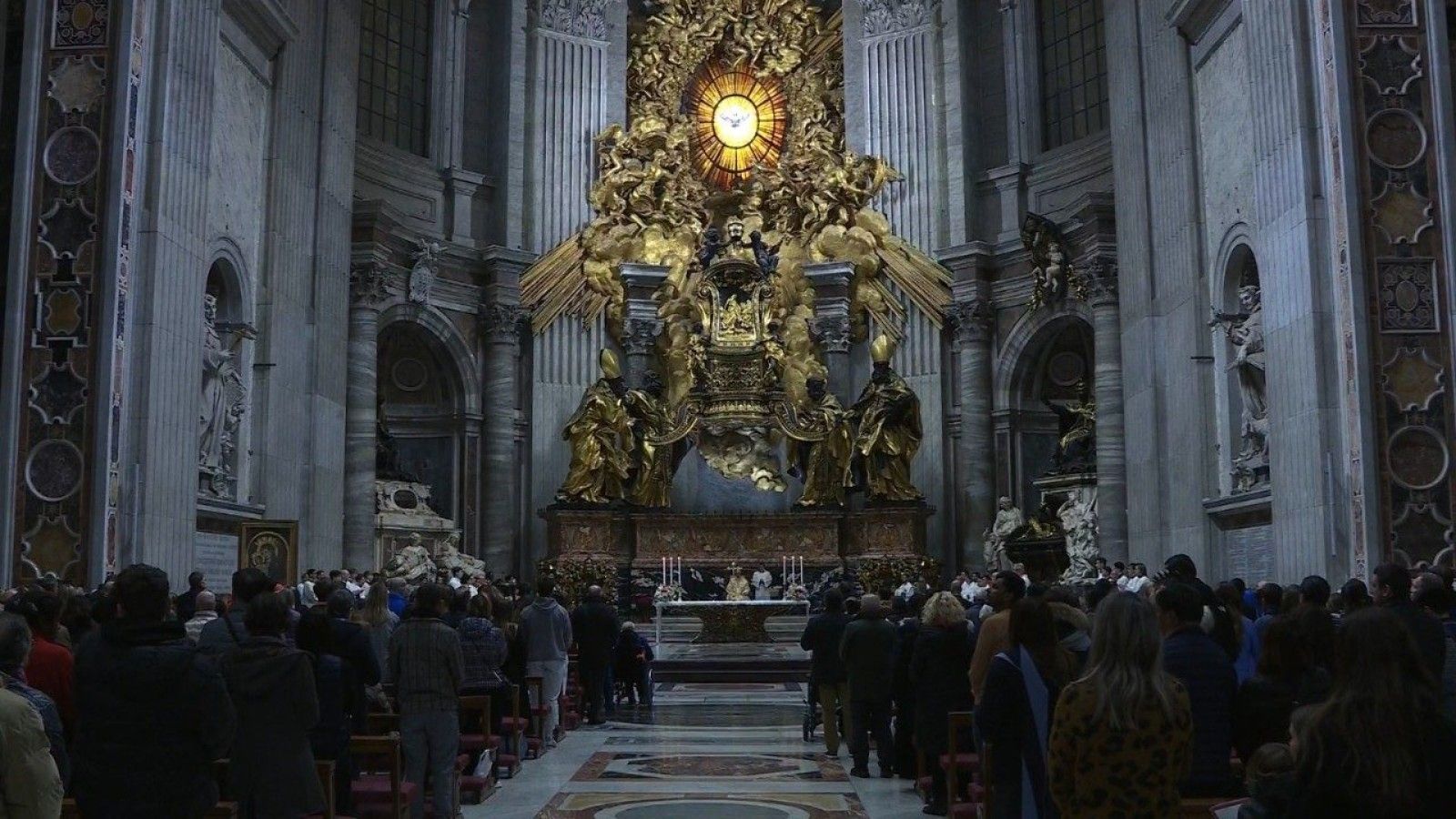 El cardenal Müller preside una misa en memoria de Benedicto XVI