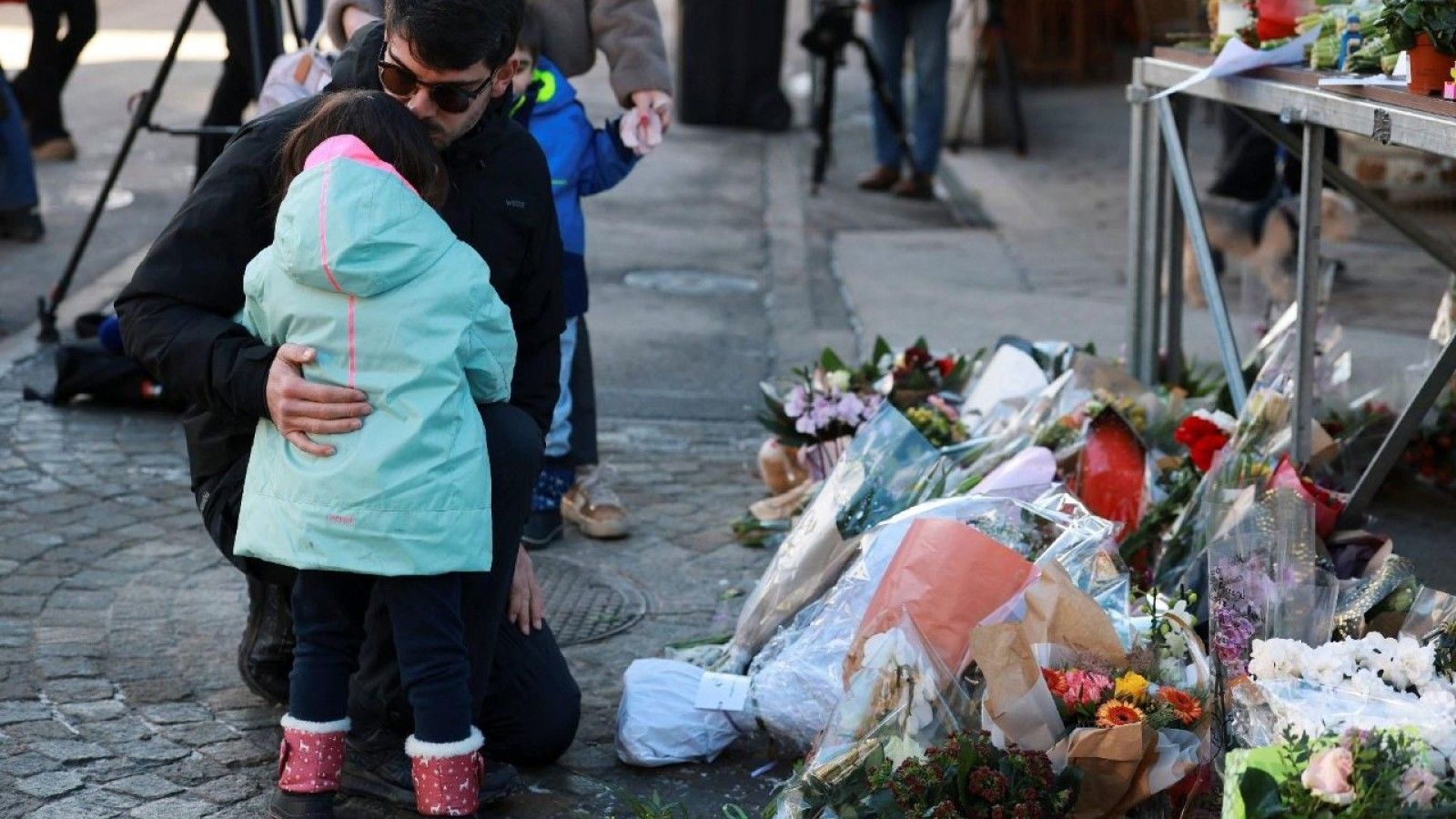 León XIV reza por las víctimas del incendio en Suiza