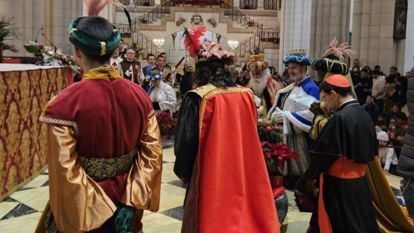 Los Reyes Magos visitan la catedral de la Almudena en Madrid