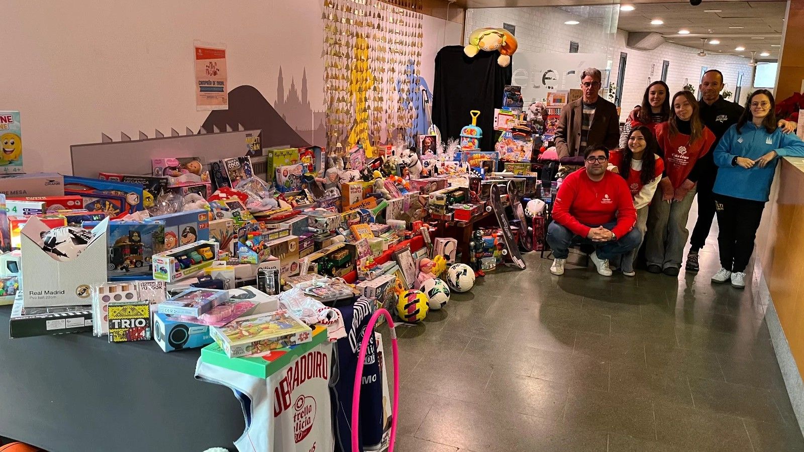 Cáritas Diocesana de Santiago entrega regalos a 1.336 menores por Reyes