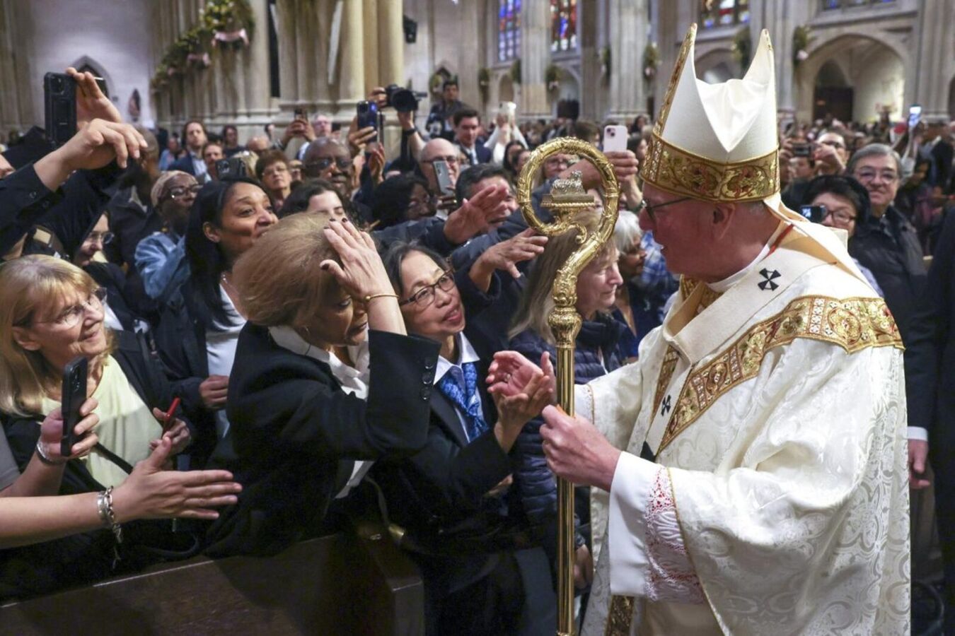 Despidos y ventas para pagar a víctimas de abusos en Nueva York