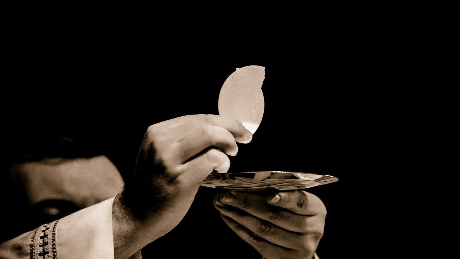 León XIV: entre bromas y desafíos, guía a la iglesia en tiempos de prueba