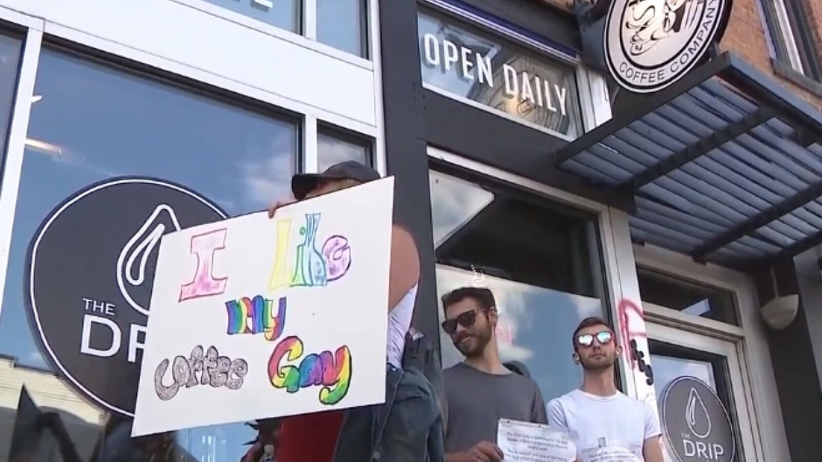 Protestas LGTB desafían una misión cristiana en The Drip Café en Denver