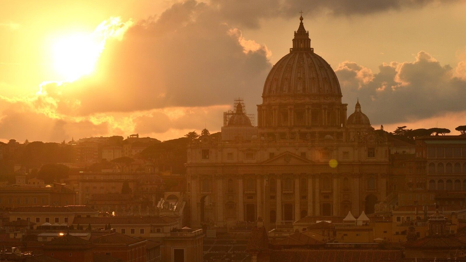 El Papa León XIV aboga por la paz en un encuentro en el Coliseo