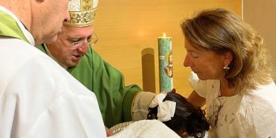 el-obispo-de-getafe-bautiza-a-17-ninos-rescatados-del-aborto
