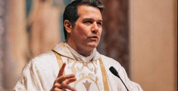 entrevista-al-padre-olivera-ravasi-la-cultura-woke-es-la-nueva-inquisicion-del-siglo-xxi