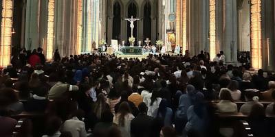 el-cardenal-cobo-preside-una-vigilia-juvenil-en-la-catedral-de-la-almudena