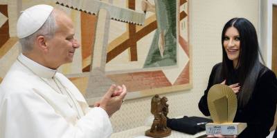 papa-leon-xiv-se-reune-con-laura-pausini-antes-de-la-audiencia-en-el-vaticano