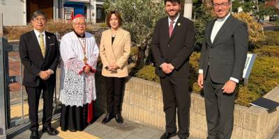 el-cardenal-maeda-bendice-un-olivo-simbolo-de-paz-en-osaka-takamatsu