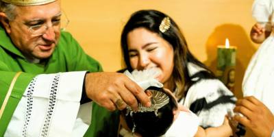 el-obispo-de-getafe-bautiza-a-17-ninos-salvados-del-aborto-en-alcorcon