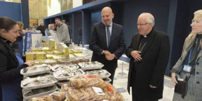el-arzobispo-de-sevilla-inaugura-la-muestra-de-dulce-de-conventos