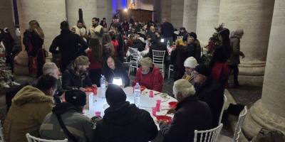 el-cardenal-krajewski-organiza-una-cena-navidena-para-personas-sin-hogar-en-el-vaticano