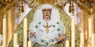 cuatro-horas-de-cola-en-sevilla-para-ver-la-macarena-restaurada