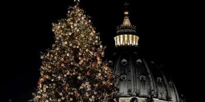 el-vaticano-inaugura-belen-y-enciende-el-gran-arbol-de-navidad-en-san-pedro