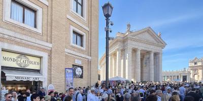 mondo-cattolico-la-tienda-junto-al-vaticano-que-bendice-cada-domingo-articulos-religiosos-de-fieles-de-todo-el-mundo