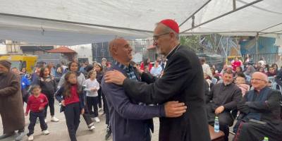 el-patriarca-pizzaballa-visita-gaza-para-celebrar-la-navidad-con-fieles