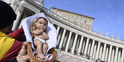 el-papa-leon-xiv-anima-a-los-ninos-a-rezar-ante-el-belen-en-adviento