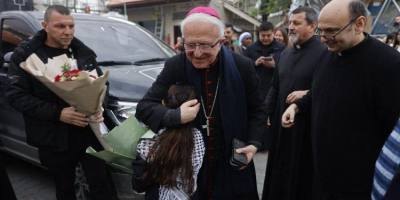 william-shomali-inaugura-un-nuevo-arbol-de-navidad-en-jenin-tras-acto-vandalico