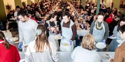 el-cardenal-omella-preside-la-navidad-con-personas-sin-hogar-en-barcelona