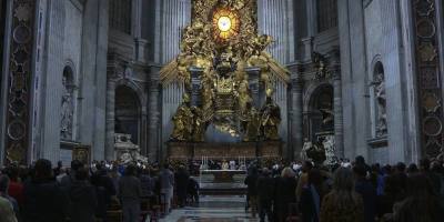el-cardenal-muller-preside-misa-en-memoria-de-benedicto-xvi-en-san-pedro