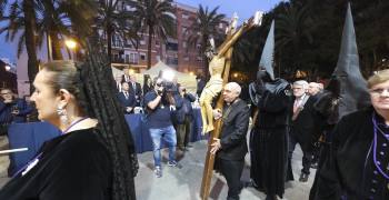 el-arzobispo-de-valencia-preside-la-procesion-del-santo-entierro-en-semana-santa-marinera