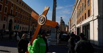 roma-acoge-a-100-000-fieles-en-el-jubileo-de-las-cofradias-en-linea-con-el-papa-leon-xiv