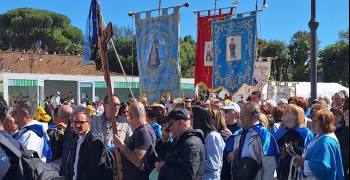 los-cofrades-peregrinan-en-la-plaza-pia-hacia-la-puerta-santa-en-el-ano-santo