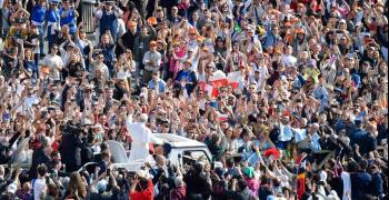 el-papa-leon-xiv-reune-a-200-mil-fieles-en-la-plaza-de-san-pedro