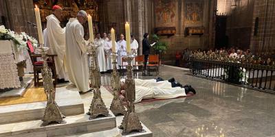 la-catedral-de-barcelona-acoge-la-ordenacion-de-tres-nuevos-diaconos-permanentes