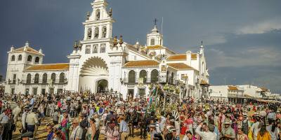 leon-xiv-bendice-a-los-peregrinos-del-rocio-en-pentecostes
