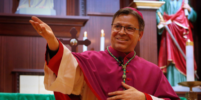 un-obispo-lgtb-friendly-de-ee-uu-dispensa-de-la-obligacion-de-asistir-a-misa-el-domingo-a-los-inmigrantes-que-teman-ser-deportados