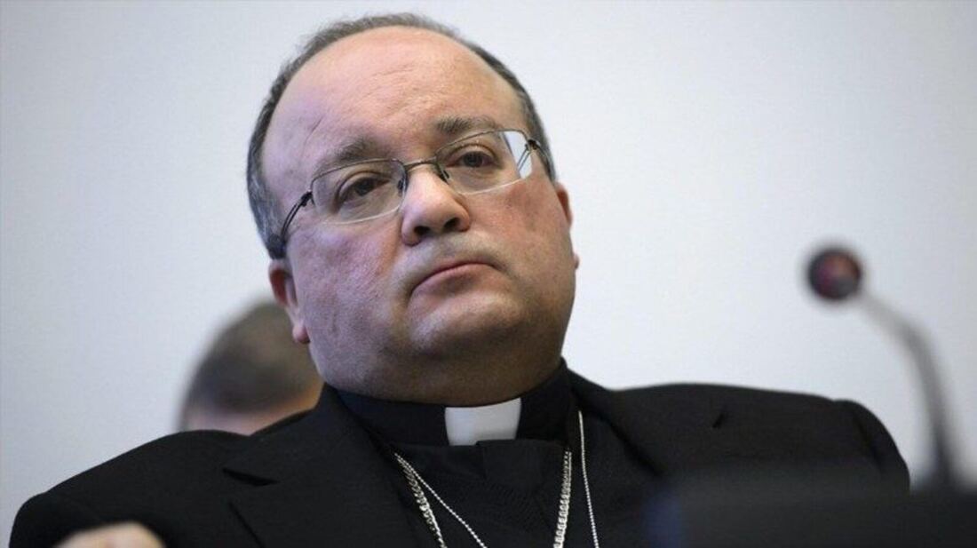 Un alto cargo del Vaticano defiende la acogida plena de los católicos LGBTQ